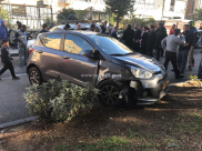 بالصور: اصابة متوسطة لسيدة بحادث طرق ذاتي وانقلاب مركبة في مدينة يافا 